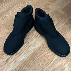 TOE WARMERS CANADA ACTIVE WOMEN’S SIZE 8 BOOTS